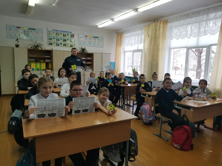 Сотрудники отделения Госавтоинспекции МО МВД России «Починковский» провели профилактическую беседу со школьниками.