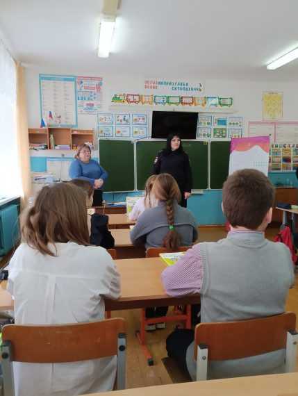 Инспектором ПДН Устиновой Снежаной Анатольевной была проведена профилактическая беседа с учащимися ..